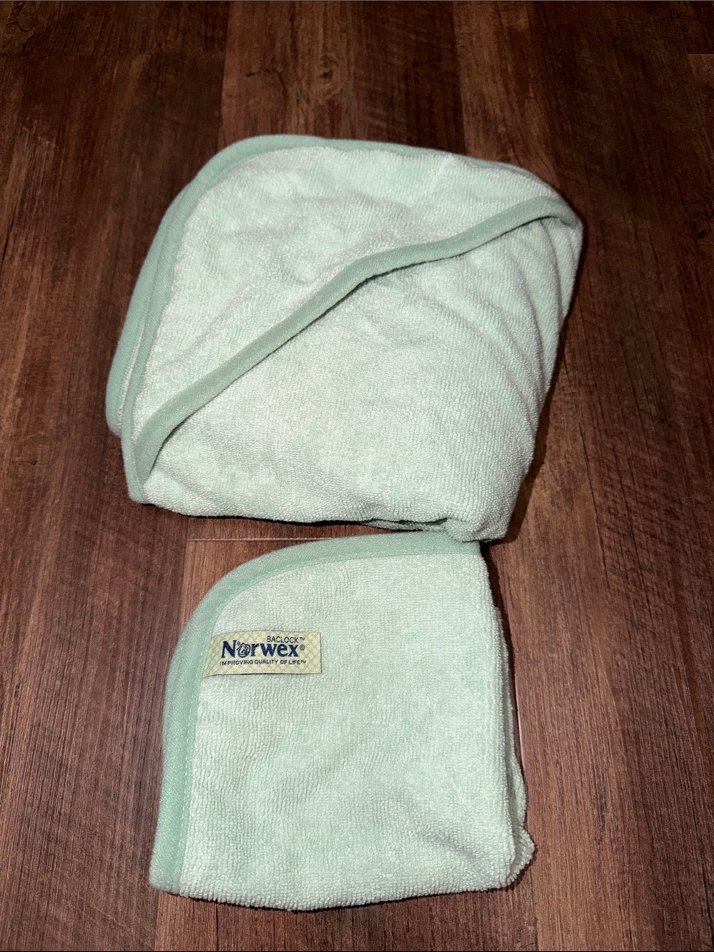New Norwex baby hooded towel and washcloth set green